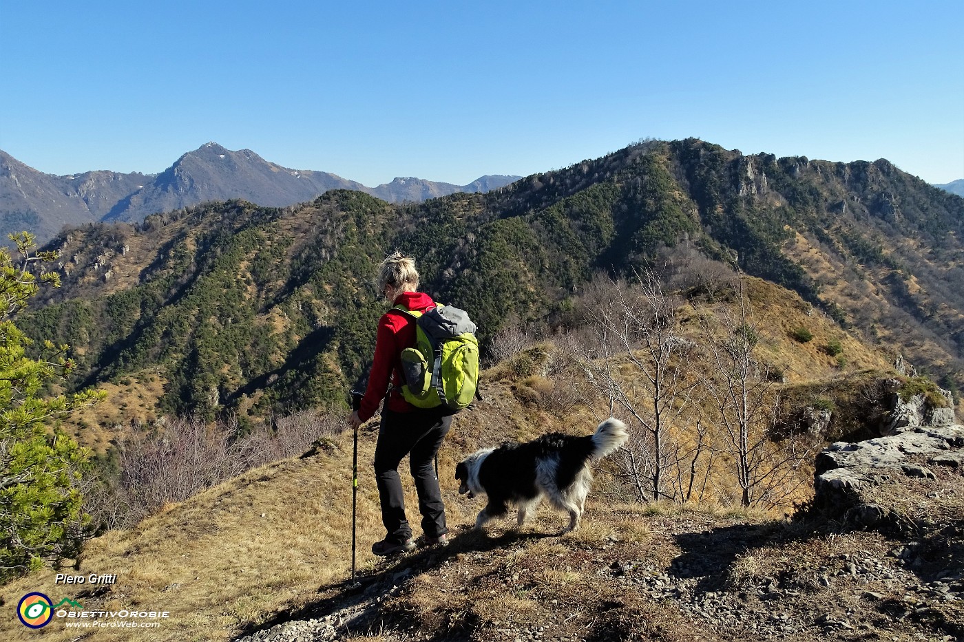 27 Vista a dx sul Pizzo Rabbioso (cima a sx, croce a dx).JPG